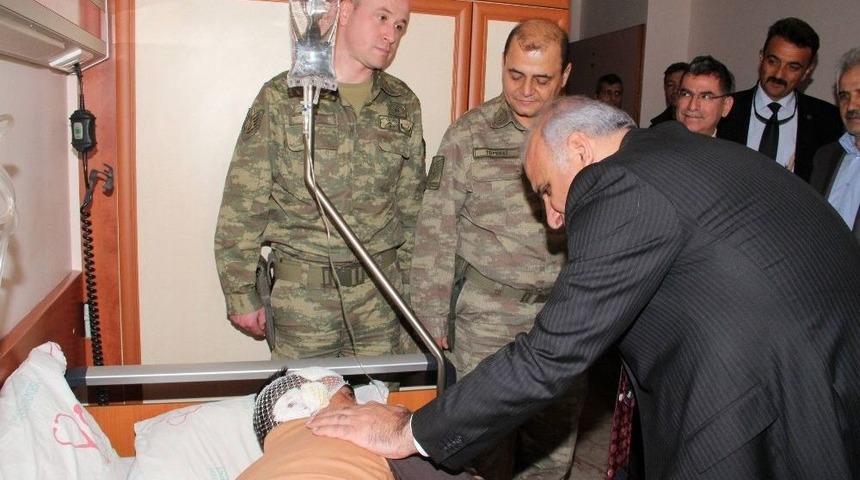 14 Ter&ouml;ristin &Ouml;ld&uuml;r&uuml;ld&uuml;ğ&uuml; Olayda Yaralanan Askeri Vali Zorluoğlu Ziyaret Etti