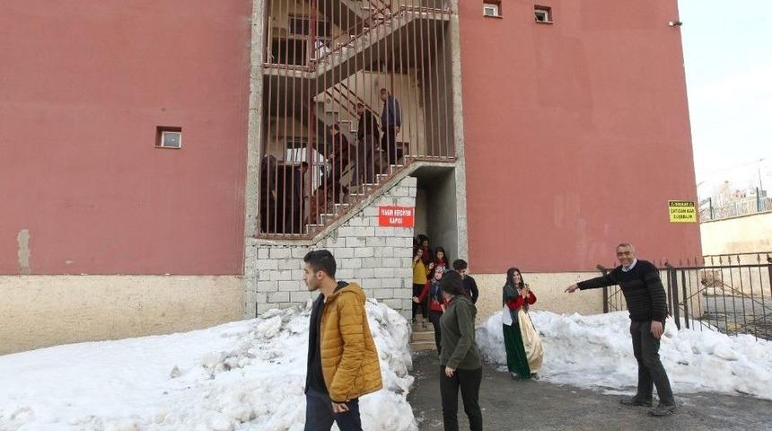 Hakkari&rsquo;de Ger&ccedil;eği Aratmayan Tatbikat