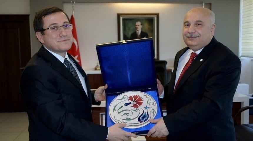 Rekt&ouml;r Prof. Dr. G&ouml;n&uuml;ll&uuml; İn&ouml;n&uuml; &Uuml;niversitesini Ziyaret Etti