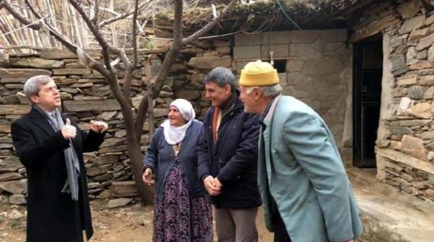 Vali &Ccedil;ınar Sokağa &Ccedil;ıkma Yasağının Olduğu K&ouml;y&uuml; Ziyaret Etti