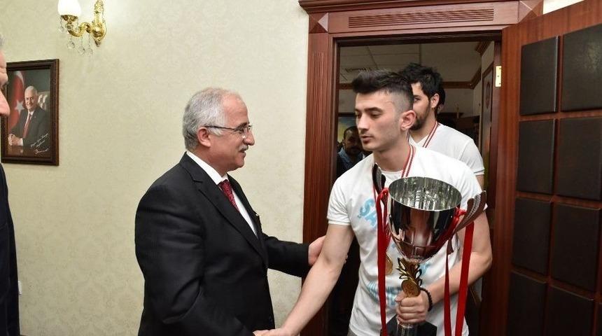 Vali Tuna Şampiyon Takımı Kabul Etti