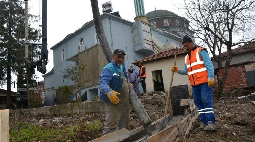Kartepe Belediyesi, Avluburun Merkez Camiinde Çevre Düzenlemesi Yaptı