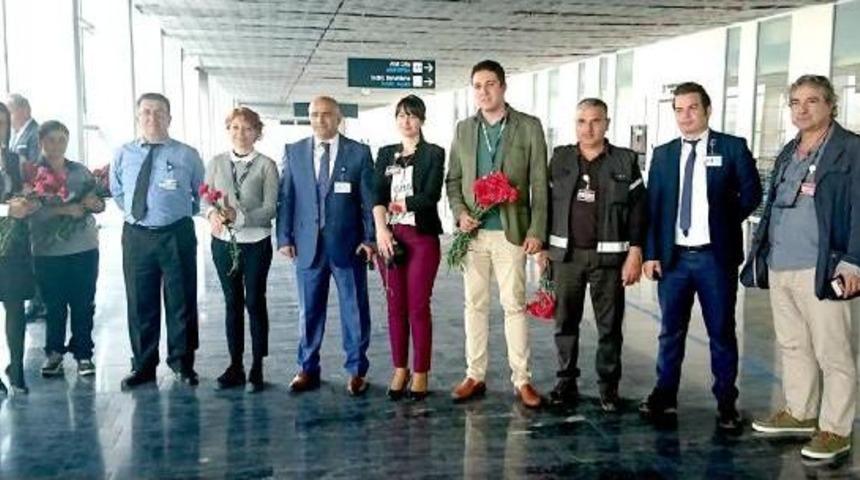 Bodrum'da Sezonun Ilk Turistlerine &Ccedil;i&ccedil;ekli Karşılama