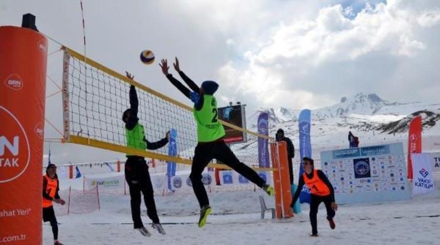 &Uuml;niversitelerarası Kar Voleybolu Kupası, Erciyes'te Yapıldı