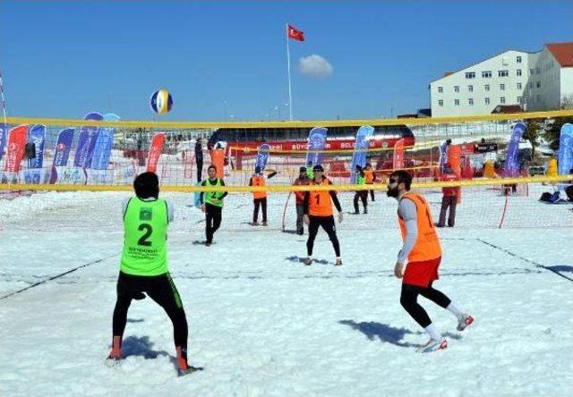 Üniversitelerarası Kar Voleybolu Kupası, Erciyes'te Yapıldı