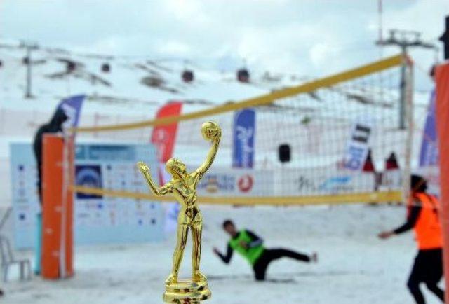 Üniversitelerarası Kar Voleybolu Kupası, Erciyes'te Yapıldı