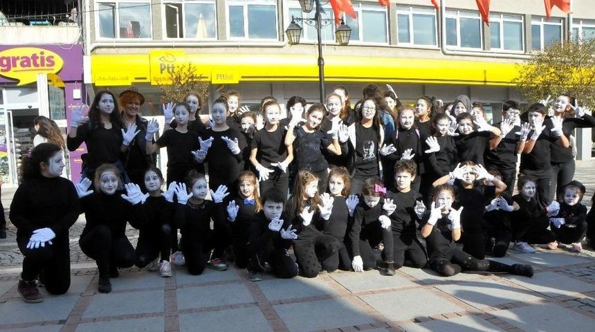 &Ccedil;ocuklar Charlie Chaplin Oldu