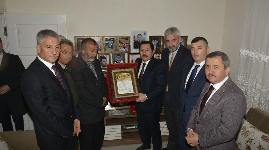 Şehit Babasına Oğlunun "şehadet Belgesi" Verildi