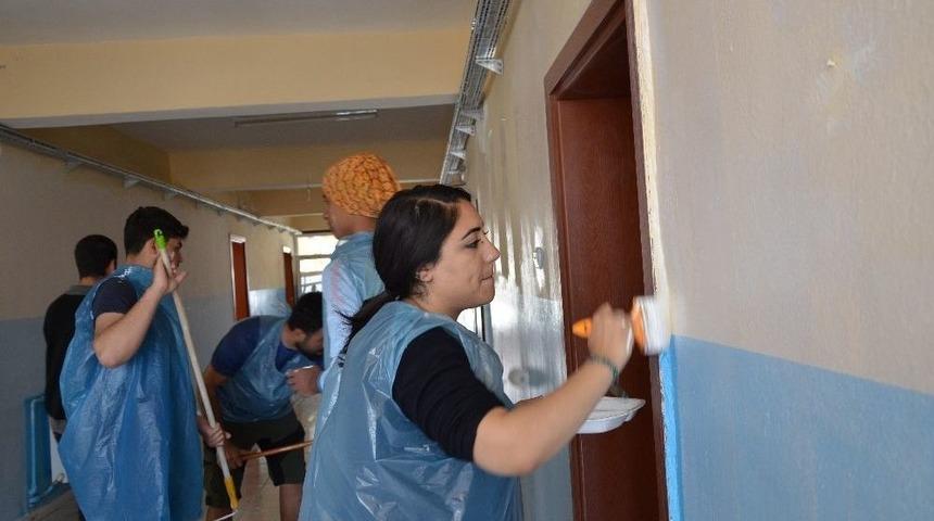 &Uuml;niversite &Ouml;ğrencileri, İlkokul Duvarını Boyadı