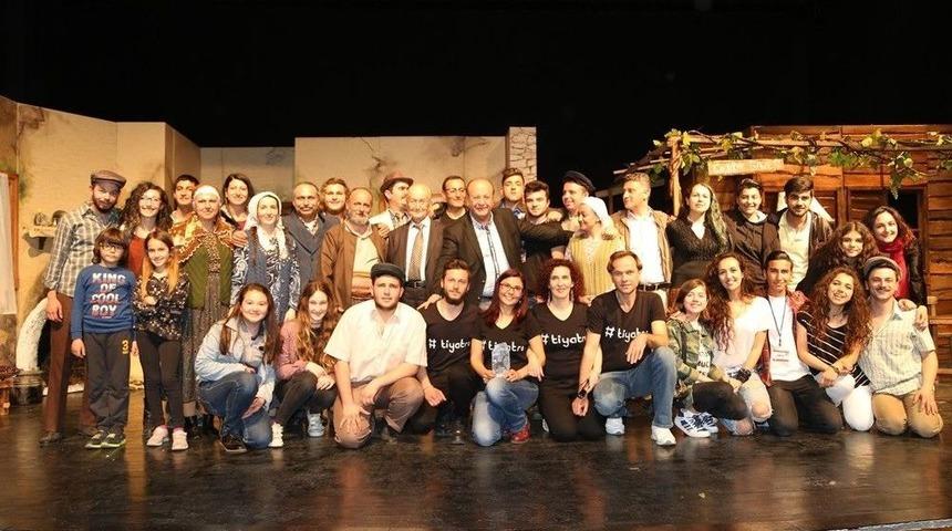 Efeler’de ‘topuzlu’ Oyunu Büyük Beğeni Topladı