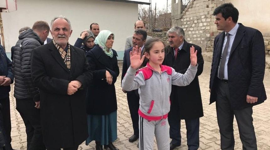 Taşkesenlioğlu &Ccedil;ocuklarla Voleybol Oynadı