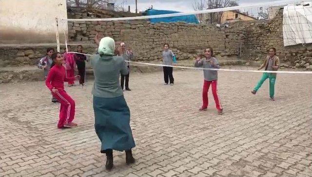 Taşkesenlioğlu Çocuklarla Voleybol Oynadı