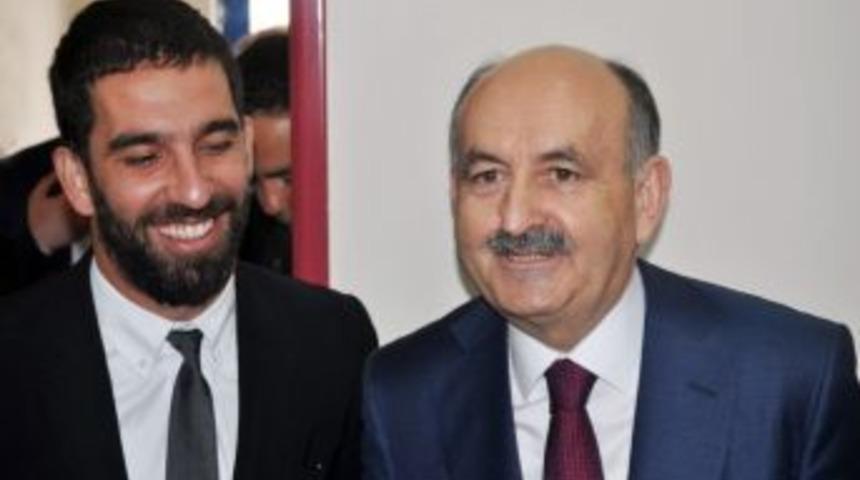 Milli Ma&ccedil;a Saatler Kala Arda Turan İle Bakan M&uuml;ezzinoğlu Protokol İmzaladı