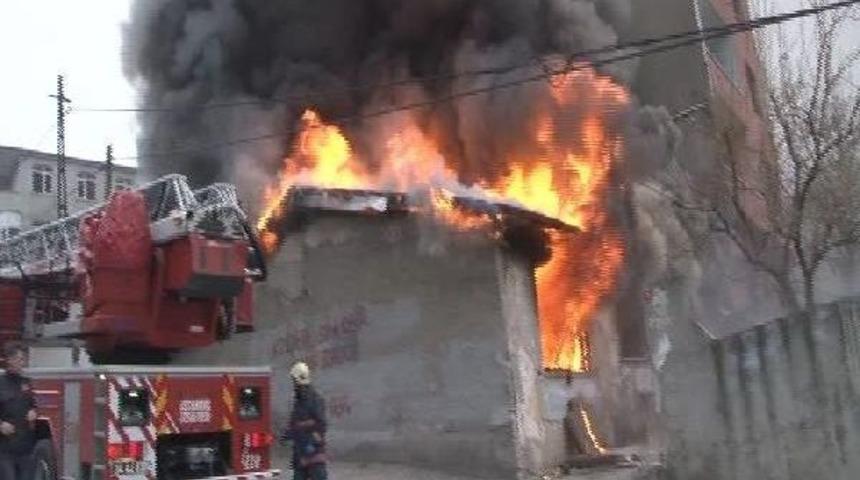 Beyoğlu'nda  Ev Alev Alev Yandı
