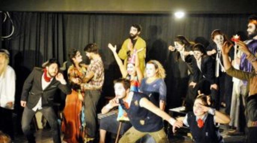 &Uuml;niversiteliler D&uuml;nya Tiyatrolar G&uuml;n&uuml;n&uuml; Kutladı