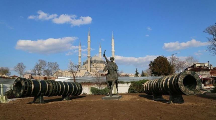 Edirne&rsquo;de Fatih Heykeli Ge&ccedil;ici Olarak Selimiye&rsquo;nin &Ouml;n&uuml;ne Taşındı