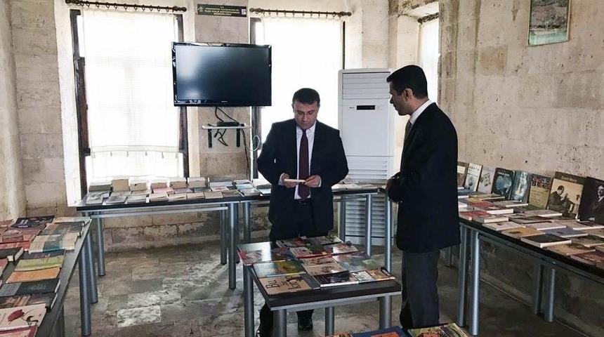 Kaymakam &Ouml;mer &Ccedil;imşit Halk K&uuml;t&uuml;phanesini Ziyaret Etti