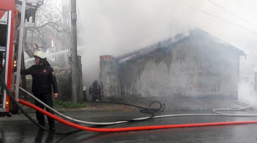 Şişli&rsquo;de Bir Gecekondu Alev Alev Yandı