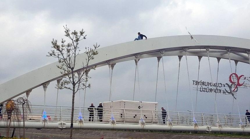 İntihar İ&ccedil;in K&ouml;pr&uuml;ye &Ccedil;ıkan Şahsı Polis Ve Vatandaşlar İkna Etti