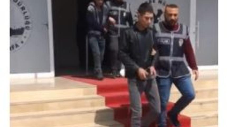 &Ccedil;ocuğun Elindeki Cep Telefonunu Alıp Ka&ccedil;an 3 Kişi Yakalandı