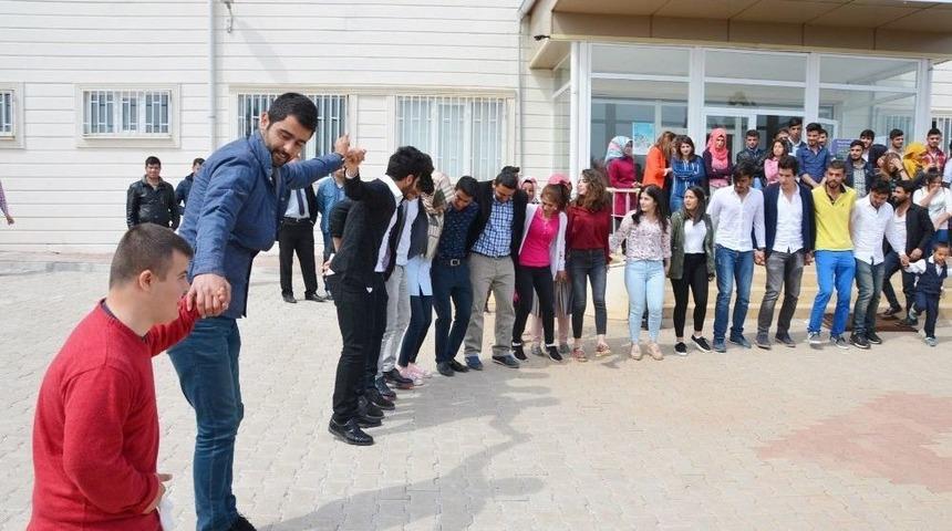 Down Sendromlu &Ccedil;ocuklar &Uuml;niversitede Halay &Ccedil;ektiği