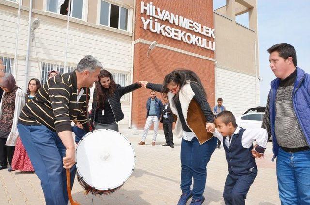 Down Sendromlu Çocuklar Üniversitede Halay Çektiği