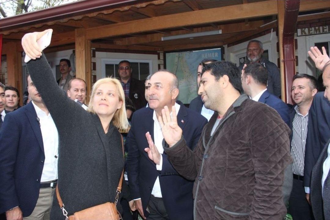 Bakan &Ccedil;avuşoğlu Kemer Esnafıyla Rus&ccedil;a Sohbet Etti