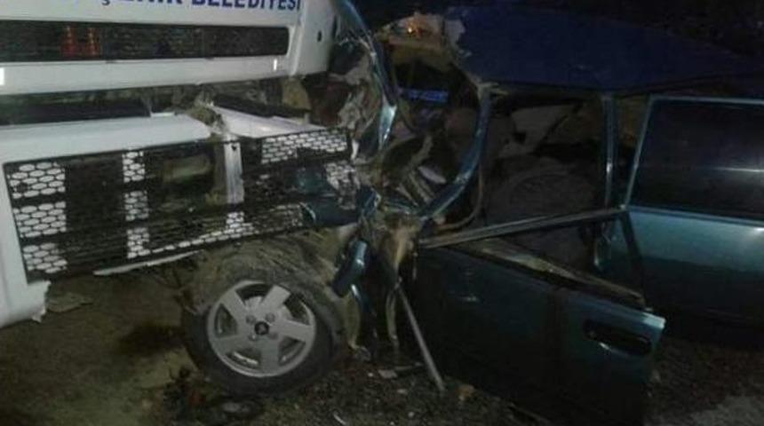 Erdemli'de Kamyon Ile Otomobil &Ccedil;arpıştı: 1 &Ouml;l&uuml;, 6 Yaralı
