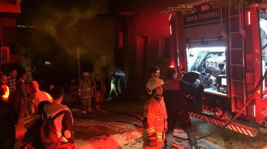 İzmir&rsquo;de Metruk Bir Binada Yangın &Ccedil;ıktı