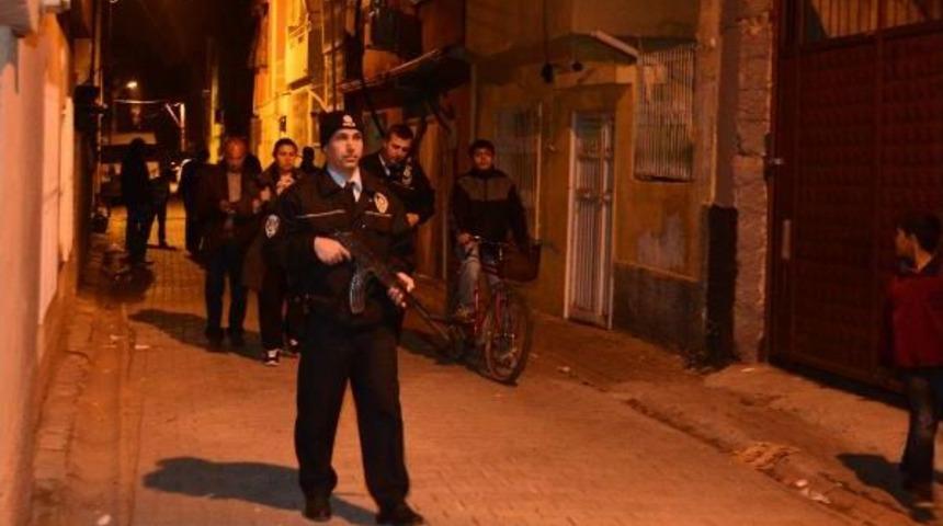 Ev Sahibi Gen&ccedil; Kiracılarını Tabancayla Vurdu: 2 Yaralı