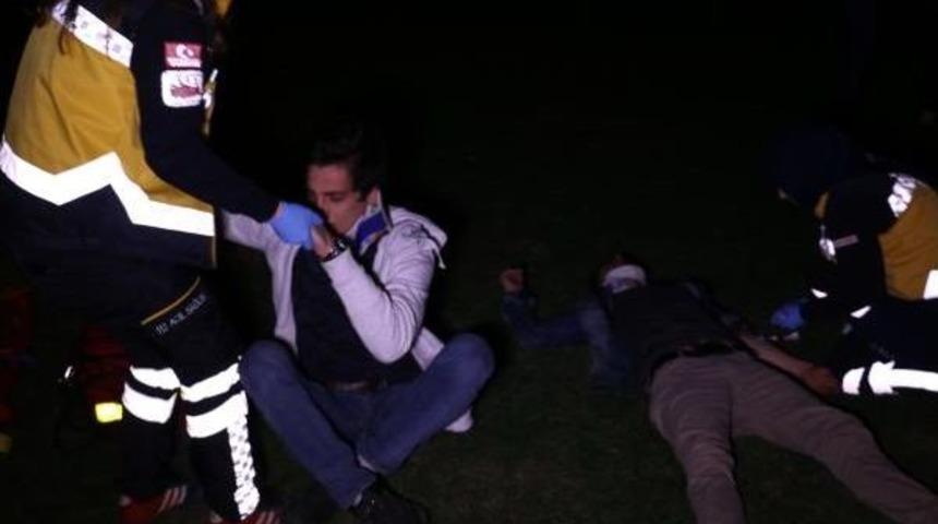 Şerit Ihlali Yapan Otomobil Hafif Ticari Kamyonete &Ccedil;arptı: 5 Yaralı