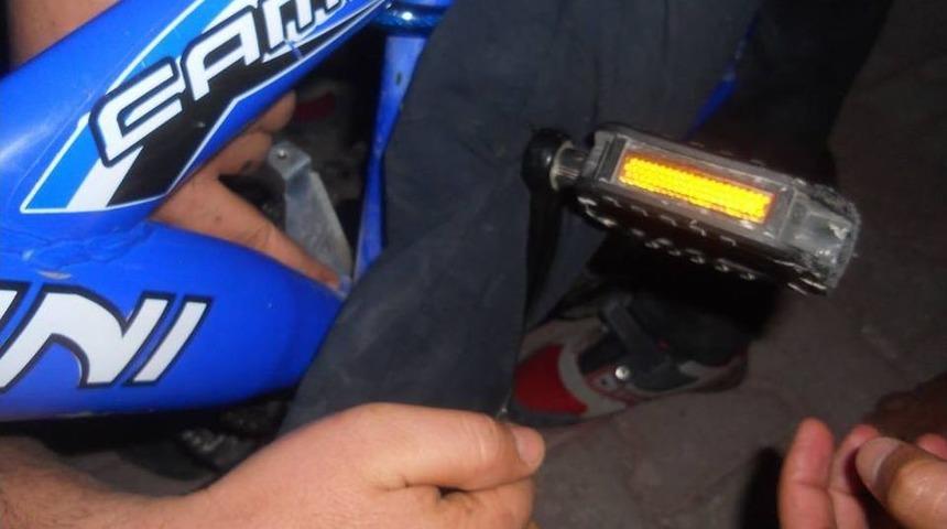 Ayağı Bisiklete Sıkışan &Ccedil;ocuğu İtfaiye Kurtardı