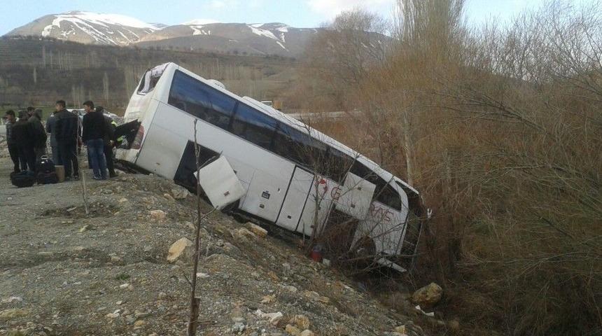 Kamyon Yolcu Otob&uuml;s&uuml;ne Arkadan &Ccedil;arptı: 9 Yaralı