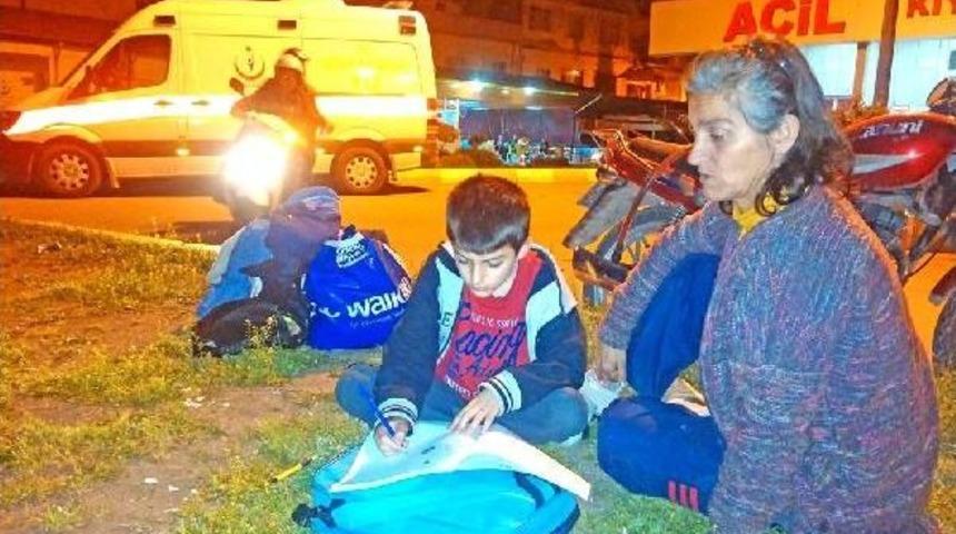 Evleri Yanan Anne Ile Oğlu Hastane Bah&ccedil;esinde Yaşıyor