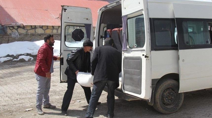 Başkale Belediyesinden Yoksul Ailelere Ekmek Ve Un Yardımı