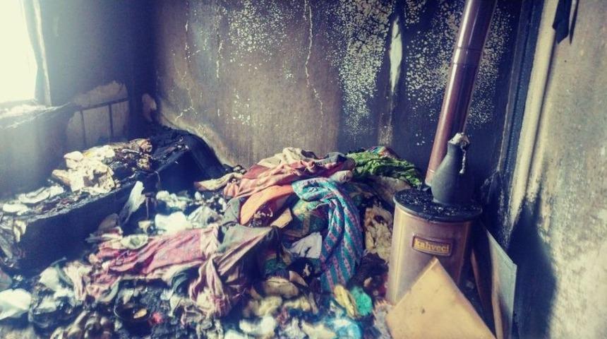 Tosya&rsquo;da İki Katlı Ev Tamamen Yandı