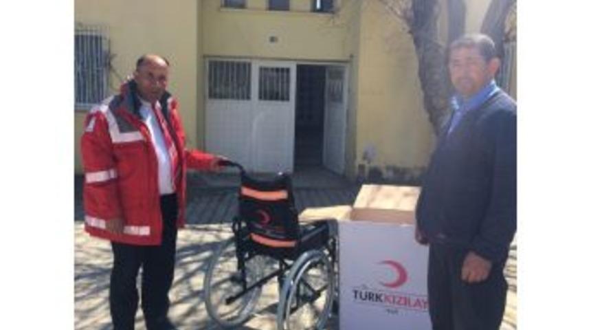 Kızılay Yatalak Hastaya Tekerlekli Sandalye Hediye Etti