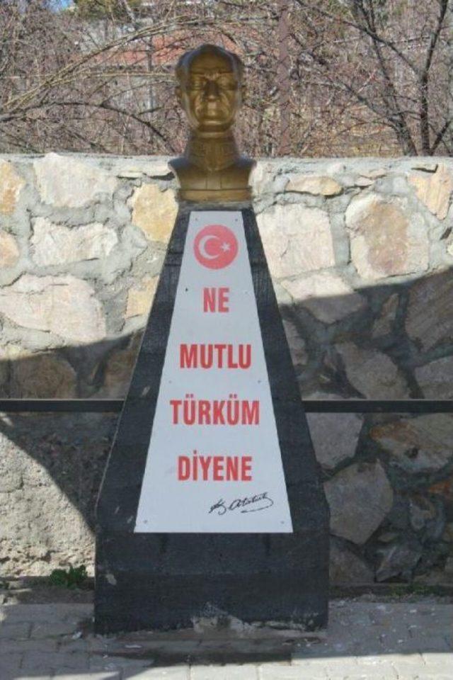 Divriği'de Atatürk Büstüne Saldırı