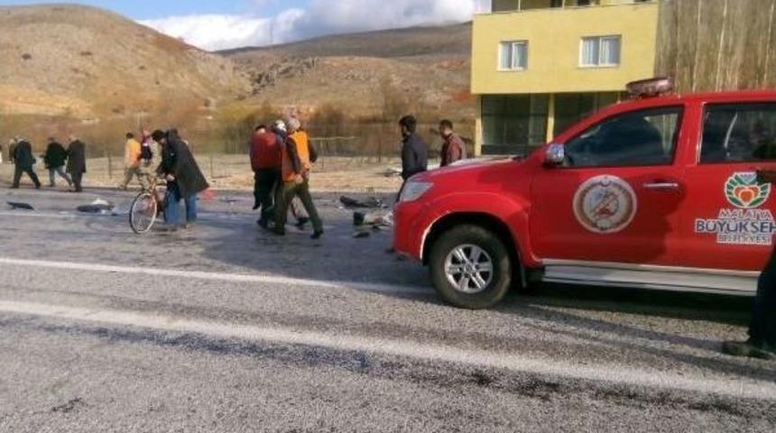 Kamyon Yolcu Otob&uuml;s&uuml;ne Arkadan &Ccedil;arptı: 9 Yaralı