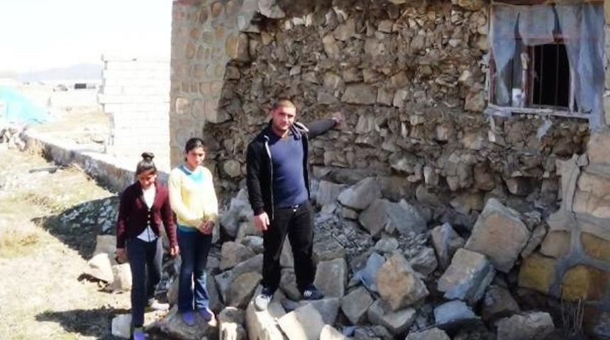 3 Kardeşin, K&ouml;ydeki Yıkık Evde Yaşam M&uuml;cadelesi