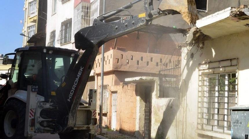 Akdeniz&rsquo;de Tehlike Oluşturan Metruk Bina Yıkıldı