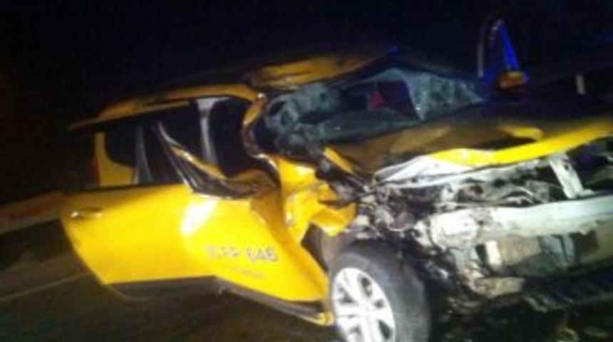 Ticari Taksi Arkadan Tıra &Ccedil;arptı: 1&rsquo;i Ağır 2 Yaralı