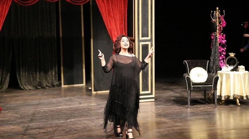 Tiyatrolar G&uuml;n&uuml;&rsquo;ne Nilg&uuml;n Belg&uuml;n Damgası