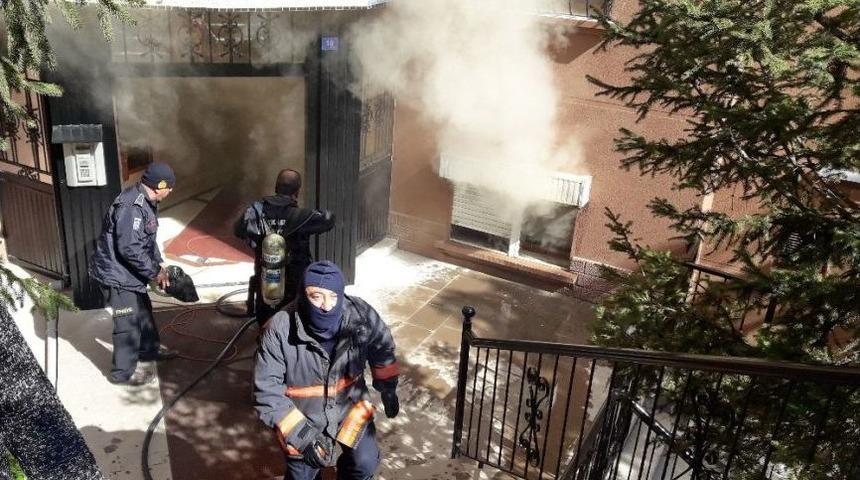 7 Katlı Binanın Zemin Katında &Ccedil;ıkan Yangın Paniğe Neden Oldu