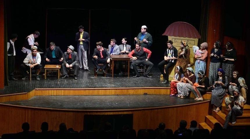 Tiyatro Okulu &Ouml;ğrencilerinin Mezuniyet Coşkusu