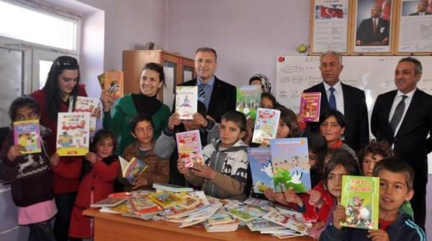 Vedaş, S&uuml;phan Dağı Eteklerindeki &Ccedil;ocuklara Kitap Hediye Etti