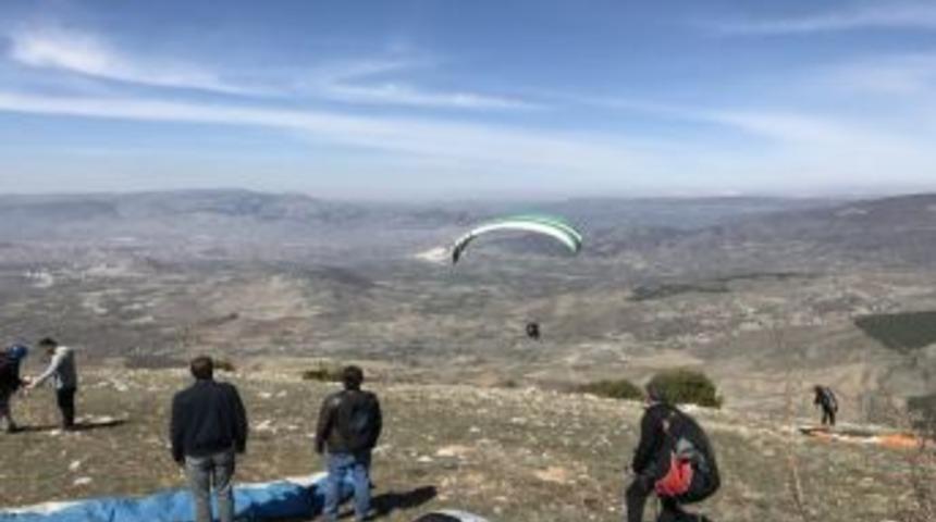 Yamaç Paraşütçüleri En Uzak Mesafeye Uçmak İçin Yarışacak