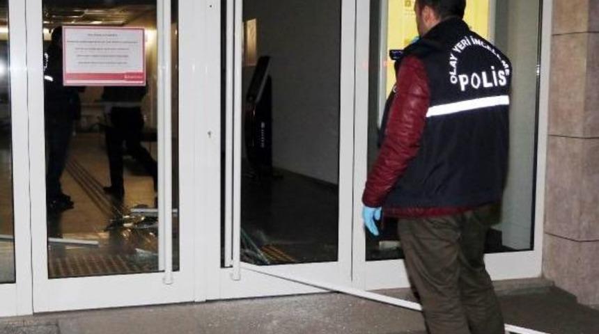 Cezaevine Girmek I&ccedil;in Bankayı Taşlayıp Cam Kapıyı Kırdı