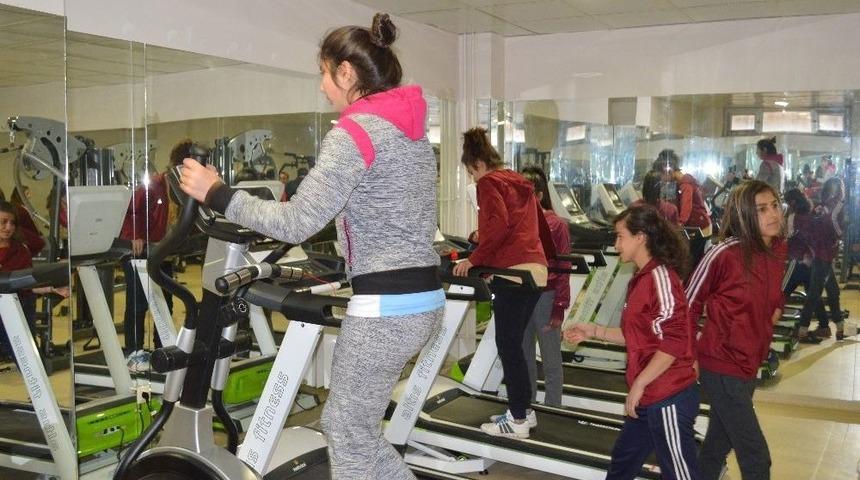 Şırnak&rsquo;ta Gen&ccedil;ler İ&ccedil;in Spor Salonu A&ccedil;ıldı