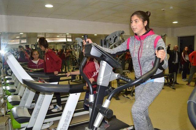 Şırnak’ta Gençler İçin Spor Salonu Açıldı